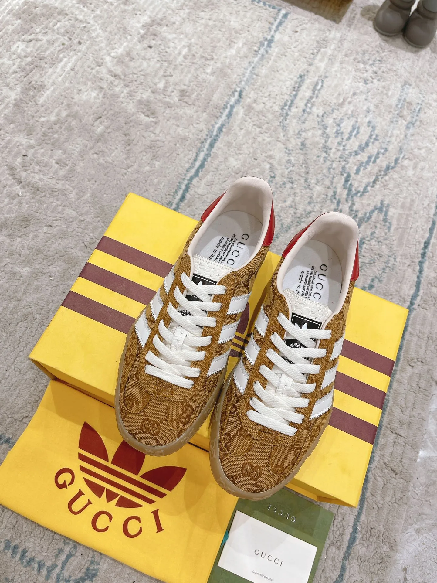 👟👟Ex-factory price 480👟👟 Gucci Adida S Gucci clover co-branded Italian 2022 Fashion Week catwalk model Dexun shoes casual shoes exclusive first release #Correct splicing co-branded shoe box with shoelaces included Synchronous counter #Gucci/Adida splicing cloth dust bag #Integration of two luxury brand elements T👟👟Ex-factory price U soft bottom The original version is the same. Size: 35-40 for women and 39-45 for men.
